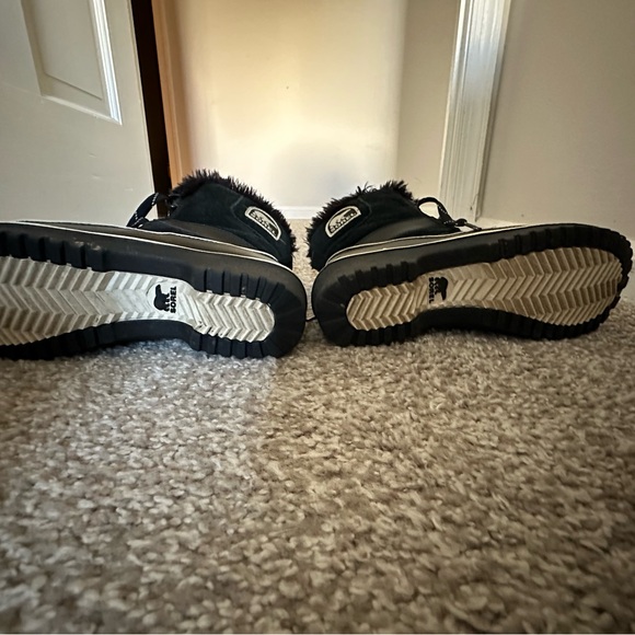 Sorel Black Boots with Fur Lining - Picture 4 of 5